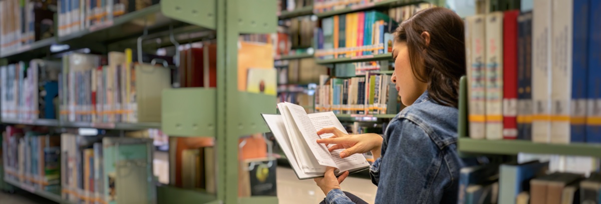 Beeld: scholier lezend in bibliotheek, TaalLab BRON