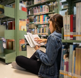 Beeld: scholier lezend in bibliotheek, TaalLab BRON