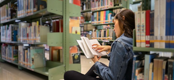 Beeld: scholier lezend in bibliotheek, TaalLab BRON